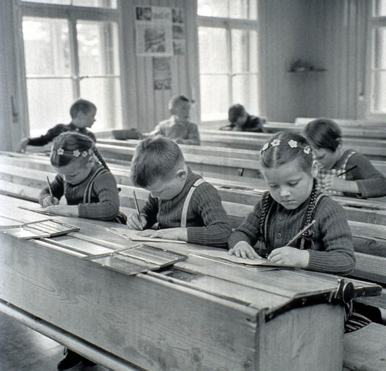 Appenzell, 1964: gli scolari durante il primo giorno di scuola. Archivio Fotografico Indire