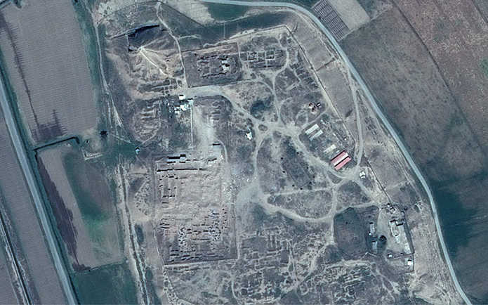 Iraq. Immagine satellitare di Nimrud, aprile 2015. Il sito è stato ampiamente distrutto e saccheggiato. Foto CNES, 2014, Distribution Airbus DS - Pleiades Satellite Imagery Analysis by UNITAR-UNOSAT, “The Telegraph – Travel