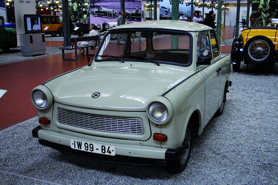 Una Trabant, o Trabi, l’auto di massa della DDR. August Horch Museum, Zwickau, Germania.