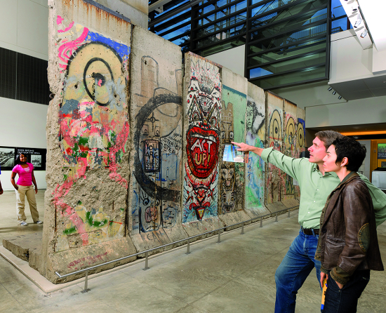 Sala dedicata al muro di Berlino al Newseum di Washington, D.C. (Wikimedia Commons).