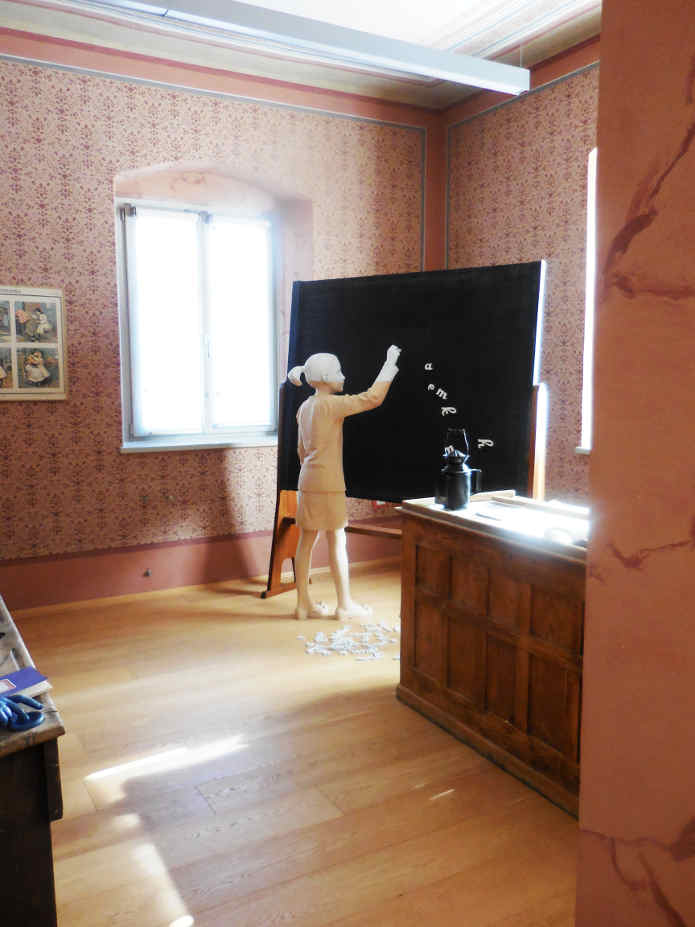  Museo della Scuola - Schulmuseum (BZ). Aula scolastica, particolare con l’opera dell’artista Willy Verginer. 