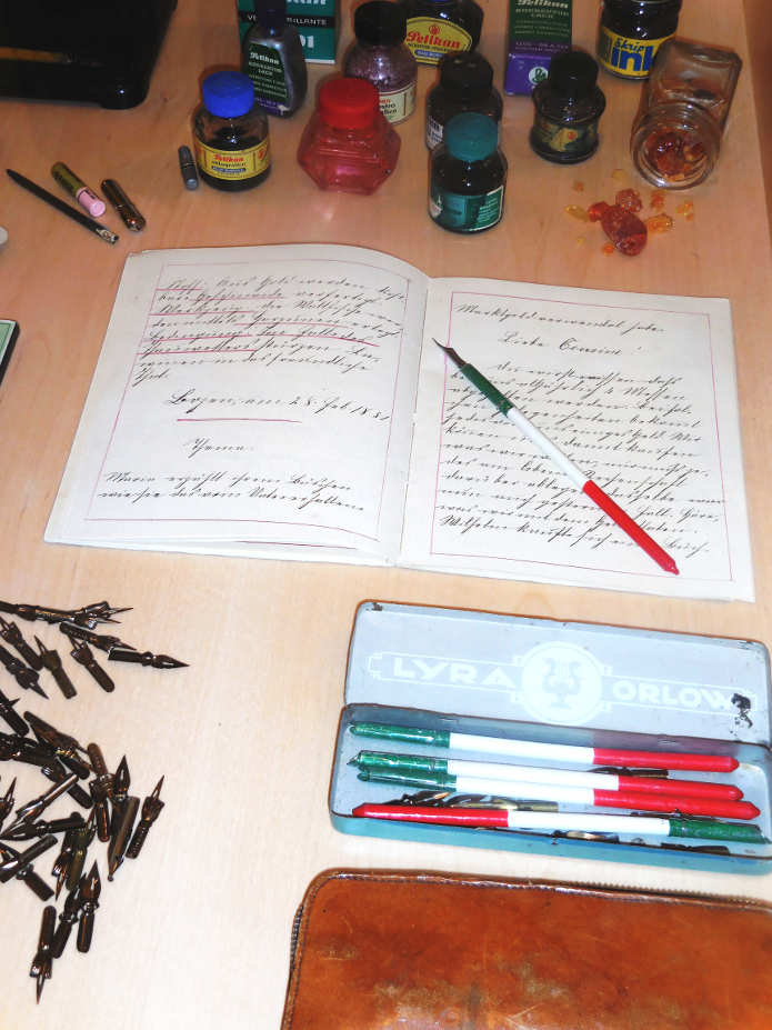  Museo della Scuola - Schulmuseum (BZ). I materiali per la scrittura, particolare delle cannucce tricolori. 