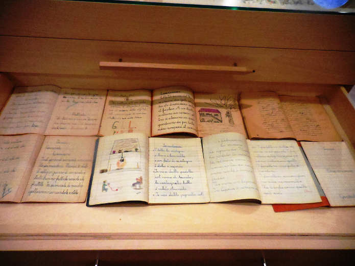  Museo della Scuola - Schulmuseum (BZ). Espositore per i quaderni. Notare la maniglia a forma di matita.