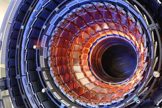Il CMS (Compact Muon Solenoid), un grande rivelatore per un esperimento di fisica delle particelle attualmente in funzione al CERN.