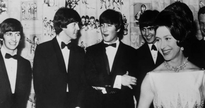  I Beatles dopo aver ricevuto da Elisabetta II l'onorificenza di Membri dell'Ordine dell'Impero Britannico 