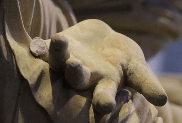 Lo sfregio al dito del complesso statuario del Ratto di Polissena, nella Loggia dei Lanzi di Firenze