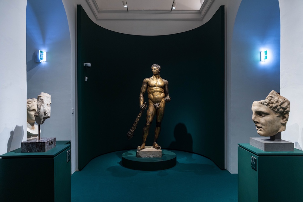 Eracle bronzeo e altri reperti marmorei