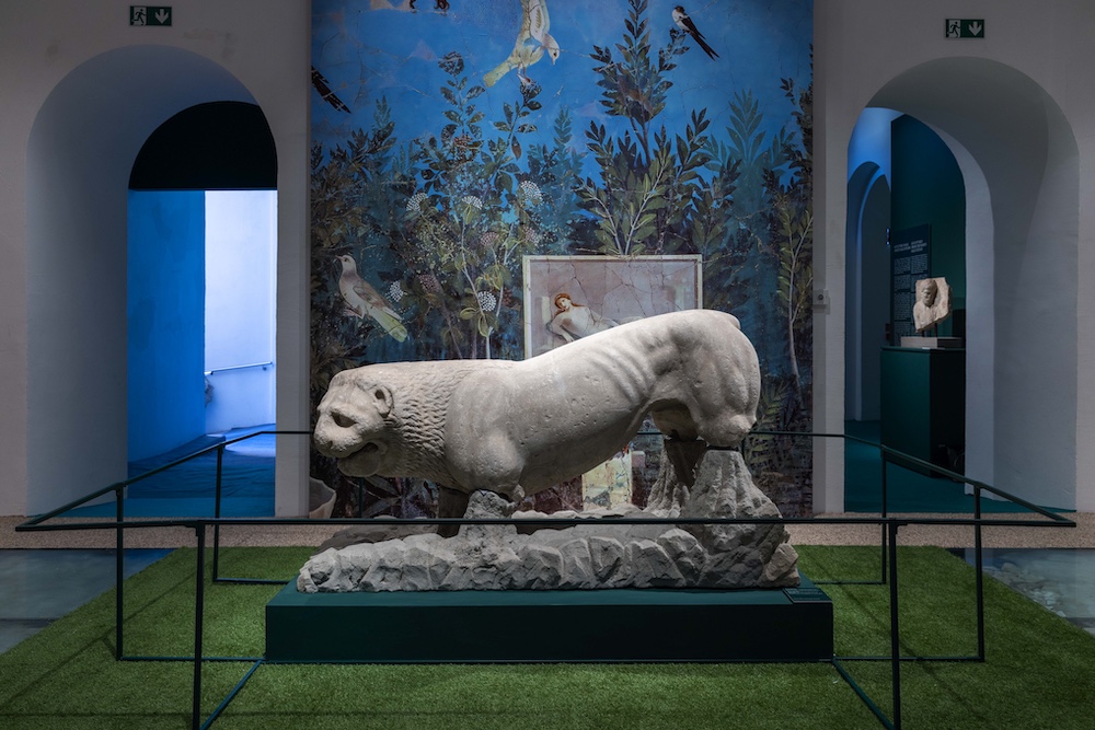 La sala-giardino con un leone marmoreo