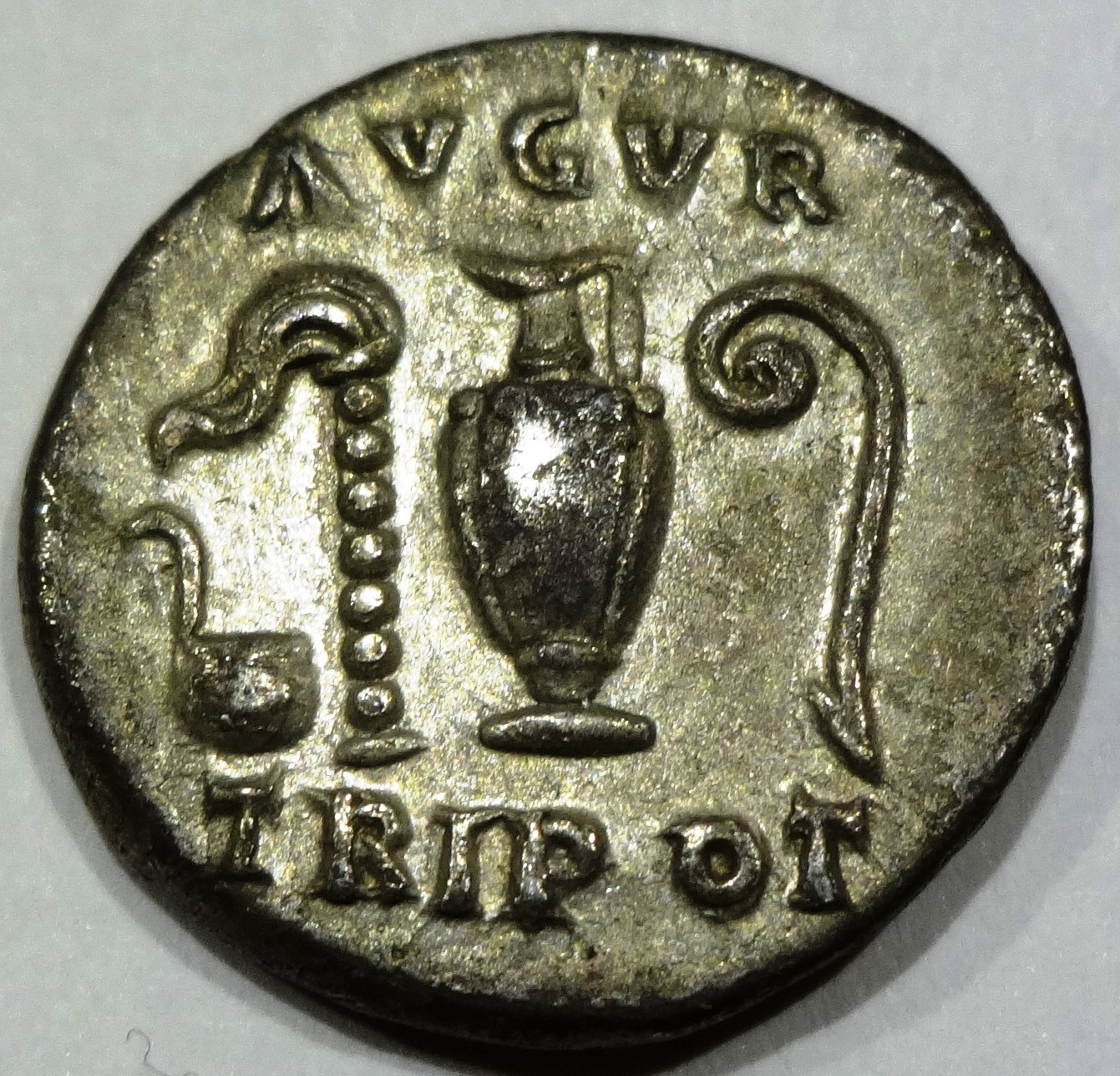 Denario di Vespasiano (71-73 d.C.) che raffigura gli strumenti rituali dell’augure, tra i quali il lituo. 