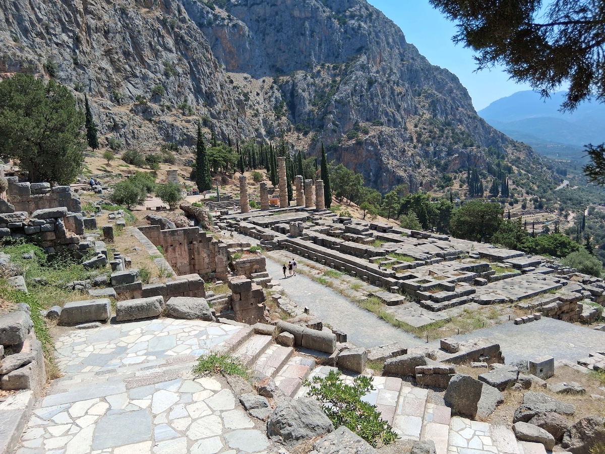 I resti del tempio di Apollo a Delfi, sede della Pizia (foto Mauro Reali).