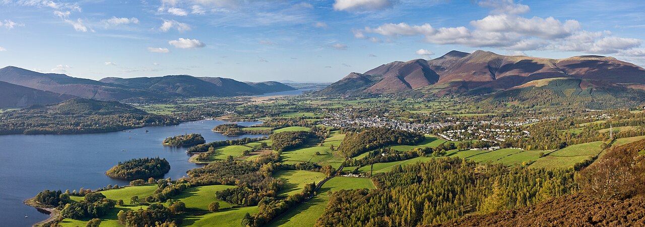 Keswick, tra il lago Derwentwater e i rilievi di Skiddaw, nel Lake District. Foto di David Iliff, Wikimedia Commons, CC BY-SA 3.0