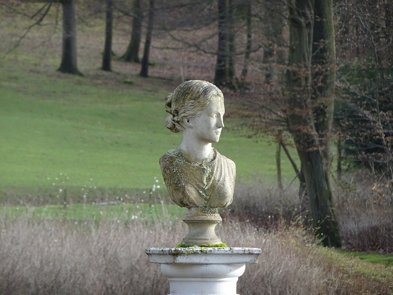 Busto femminile in pietra, immagine simbolica di Diotima di Mantinea nel Simposio di Platone