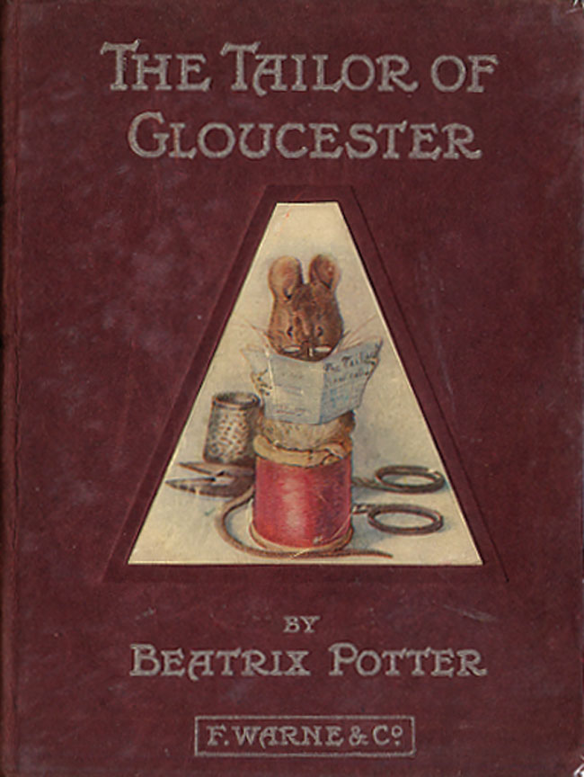 Copertina della prima edizione di The Tailor of Gloucester, 1903, uno dei primi grandi successi di Beatrix Potter. Wikimedia Commons, pubblico dominio.