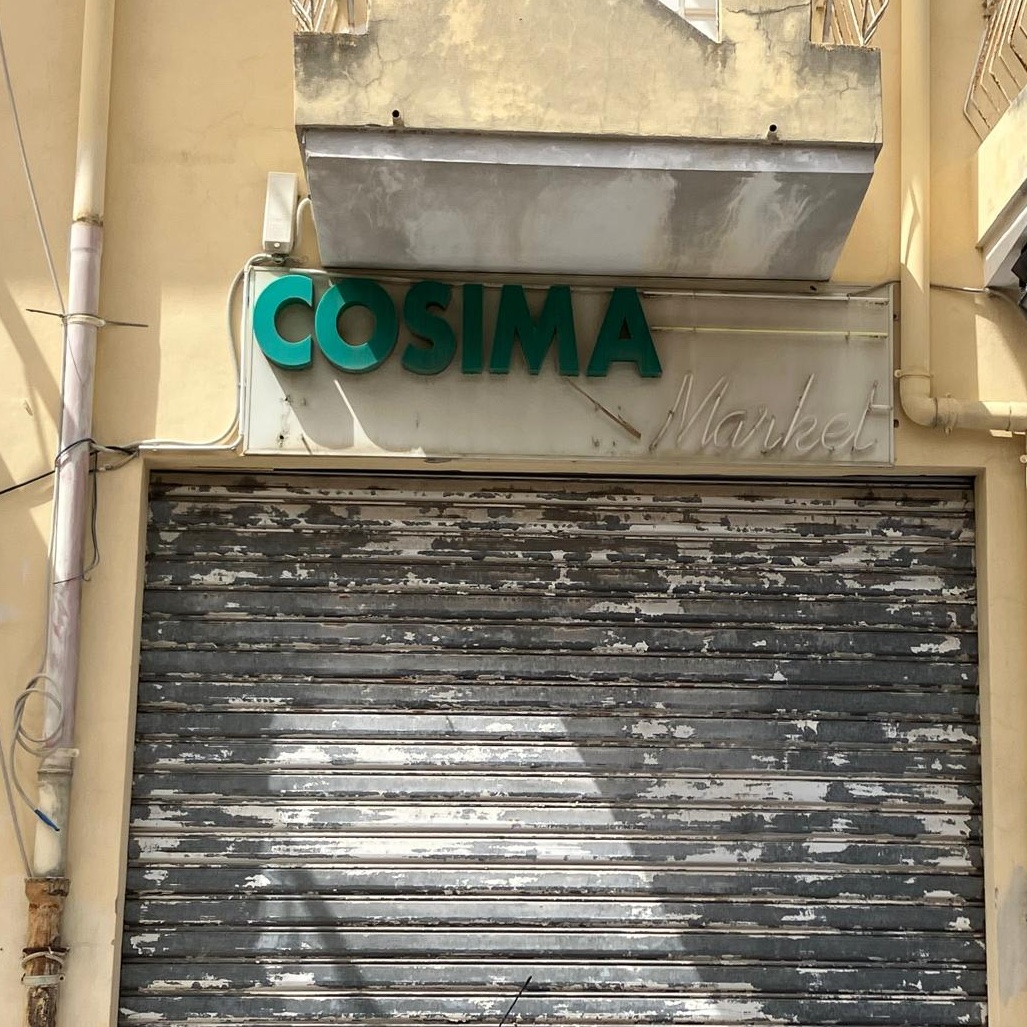 Insegna davanti alla Casa Museo di Nuoro.