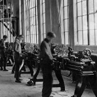 apprendisti al lavoro nella sala macchine di una scuola professionale 1924_square