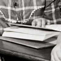 immagine copertina RI 28, dettaglio mano dell'alunno sul libro