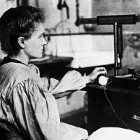 Maria Salomea Skłodowska, nota come Marie Curie
Fisica, chimica e matematica polacca naturalizzata francese, fu premio Nobel per la fisica per i suoi studi sulle
radiazioni e premio Nobel per la chimica per la sua scoperta del radio e del polonio. È stata l’unica donna tra i quattro
vincitori di due Nobel, è la sola ad aver vinto il premio in due distinti campi scientifici (foto Wikicommons).
