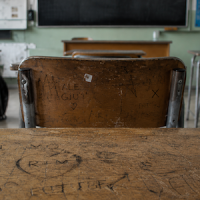 scrivanie e graffiti aula vuota square